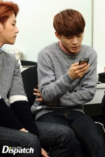 Chen reading his messages, Baekhyun looking at him
